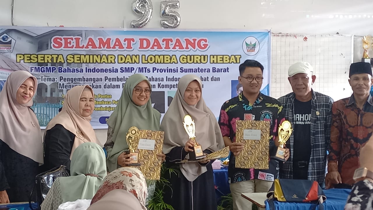 Guru SMP Islam Al Ishlah Bukittinggi: Juara 2 Lomba Baca Puisi